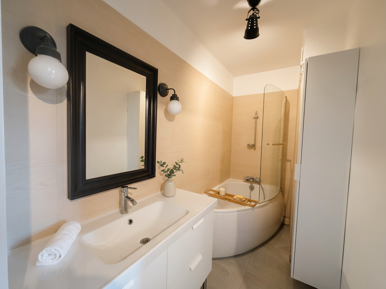 Professional_real_estate_bathroom_photography_enha-1764780163379.png